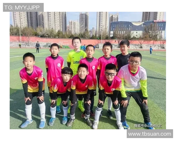 足球明星与小学生展开趣味对抗赛展现技艺与团队精神的精彩瞬间