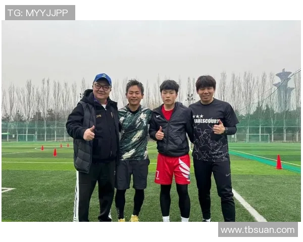 中国球迷追逐足球明星入住酒店的热情与故事