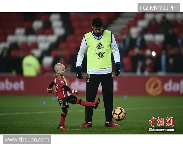 足球明星为男孩演示精彩动作激励梦想成真助力未来之路